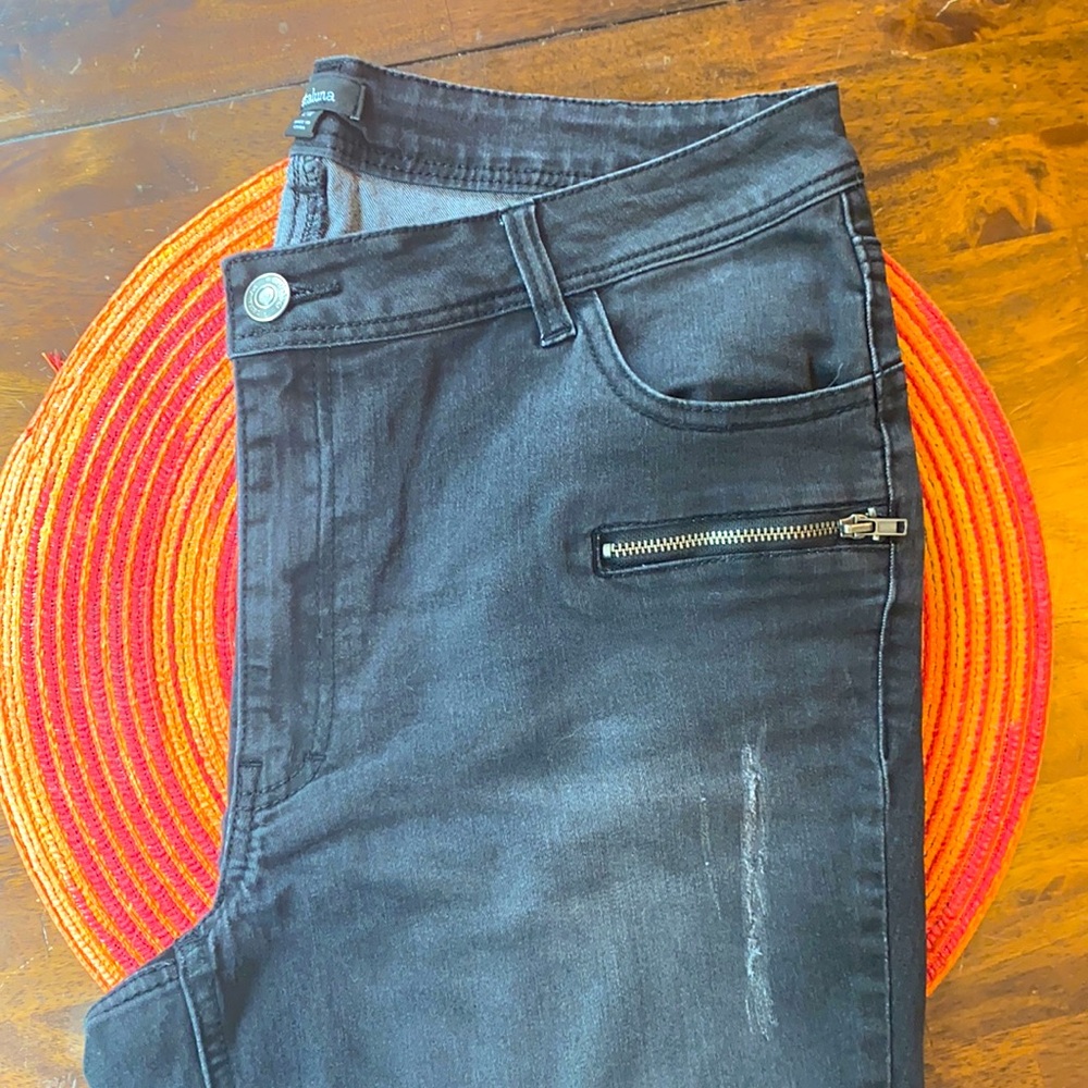 NWOT-Black distressed zipper jeans 🖤